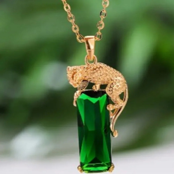 NWT Golden Plated Emerald Green Crystal Leopard Pendant Necklace with Gold Chain - Picture 1 of 3